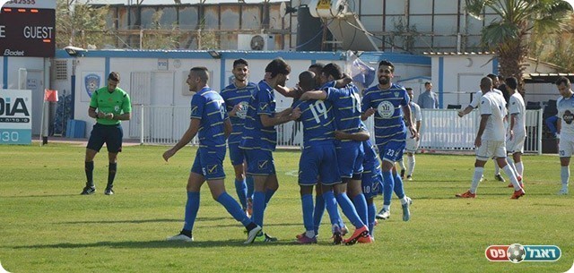 שחקני שיכון חוגגים ניצחון יקר (פרנסיסקו דיסטסיו)